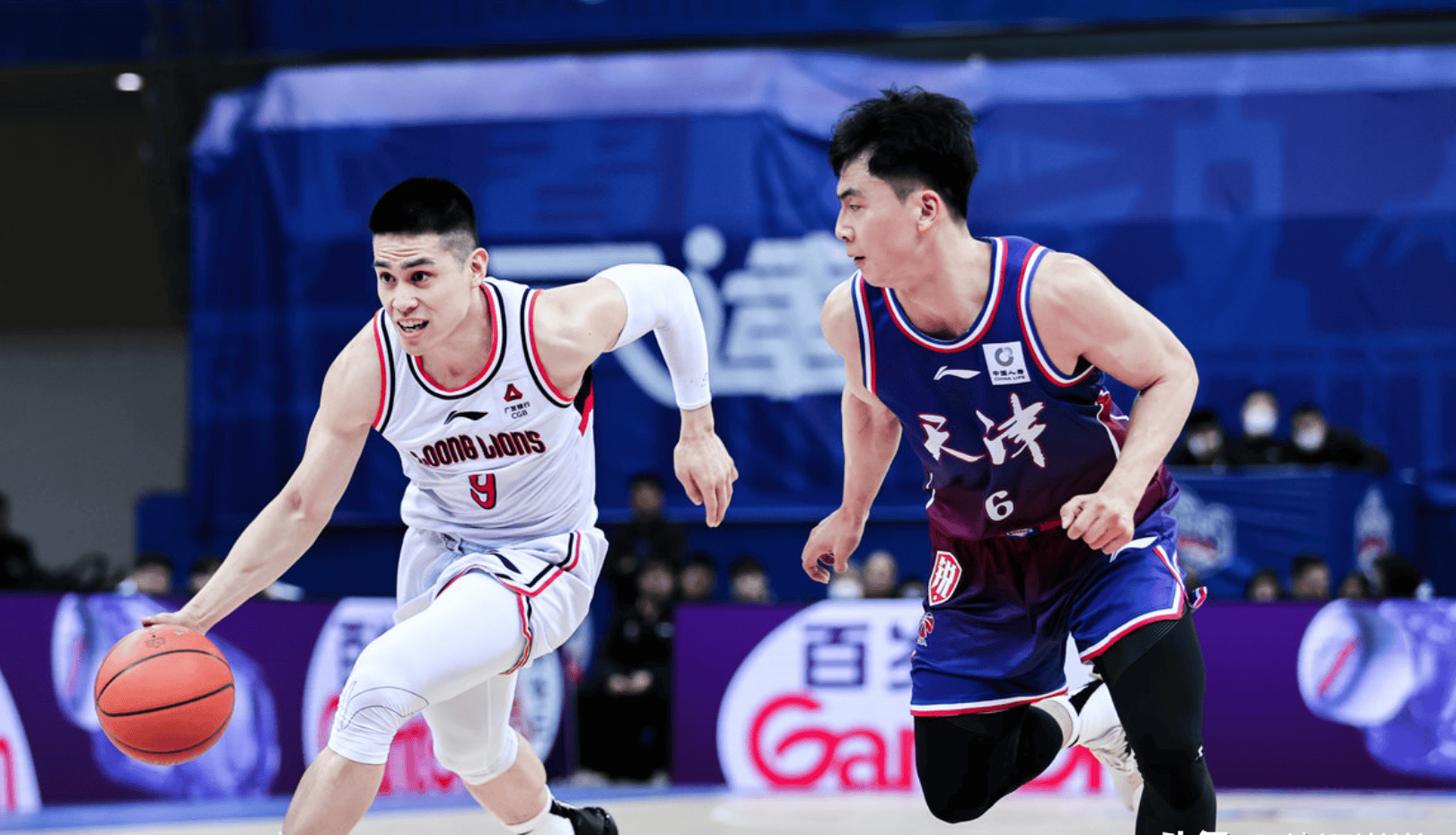 某队在对手进攻如火如荼时凭借防守赢得比赛