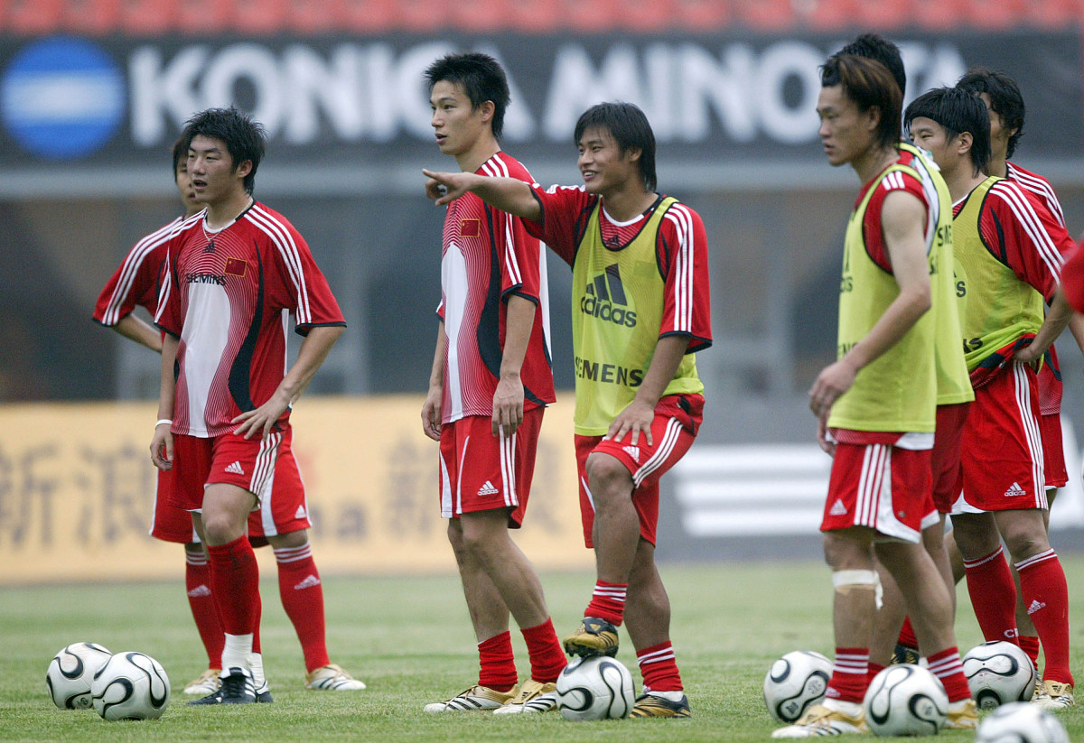 动人比赛，球员努力拼搏不放松