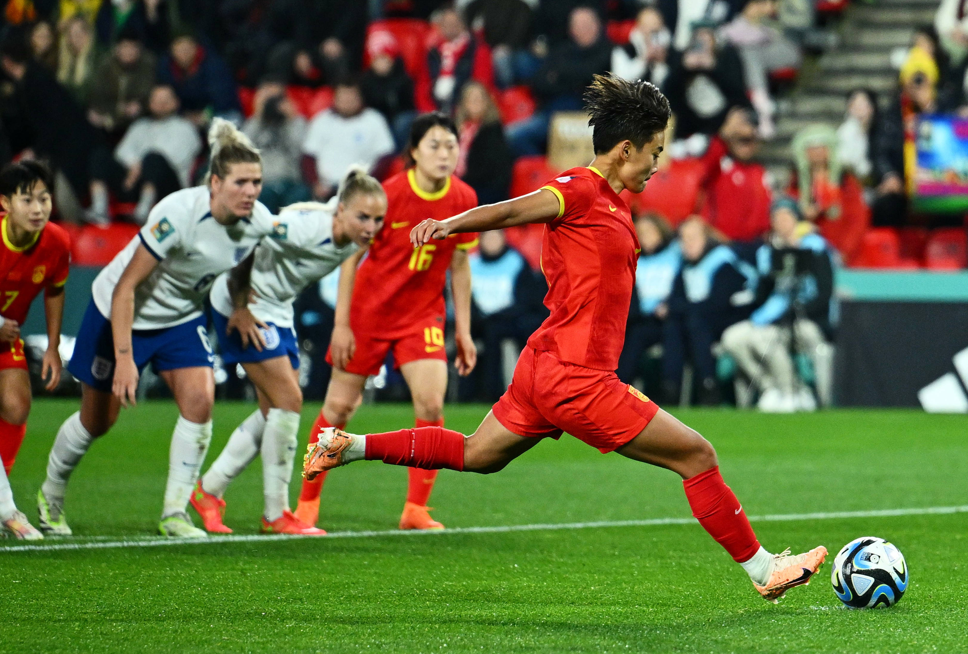 女足比赛中，中国队员王某获得最佳射手奖