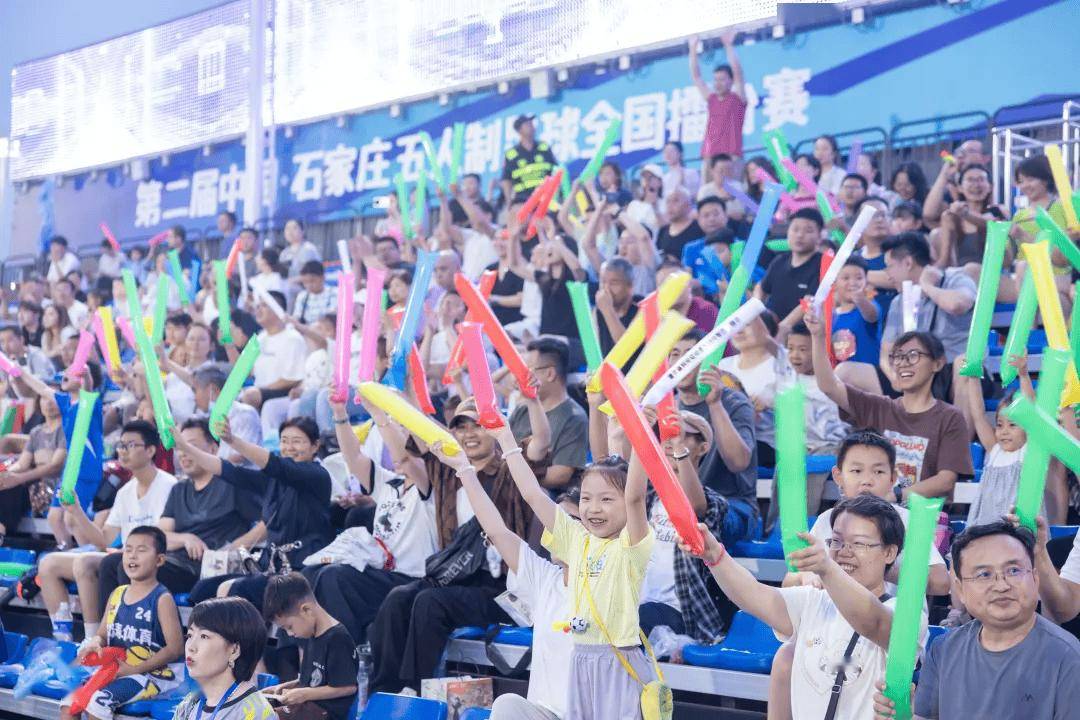 足球比赛中场休息时引发观众热议