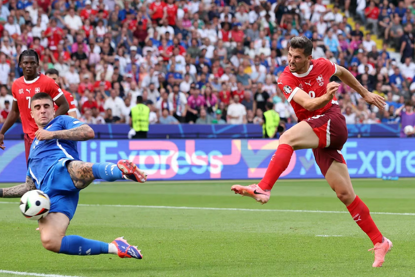 欧洲赛场奇葩一幕:球员精彩表现引发热议的简单介绍 欧洲赛场奇葩一幕:球员精彩表现引发热议的简单介绍