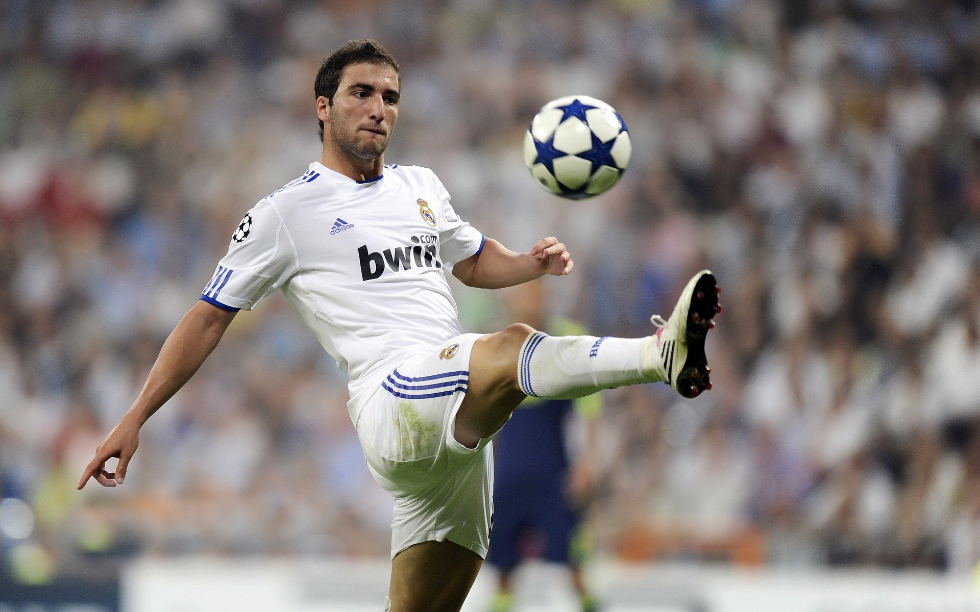 英超争冠之夜,米切尔进攻端无人可挡,一己之力改写历史